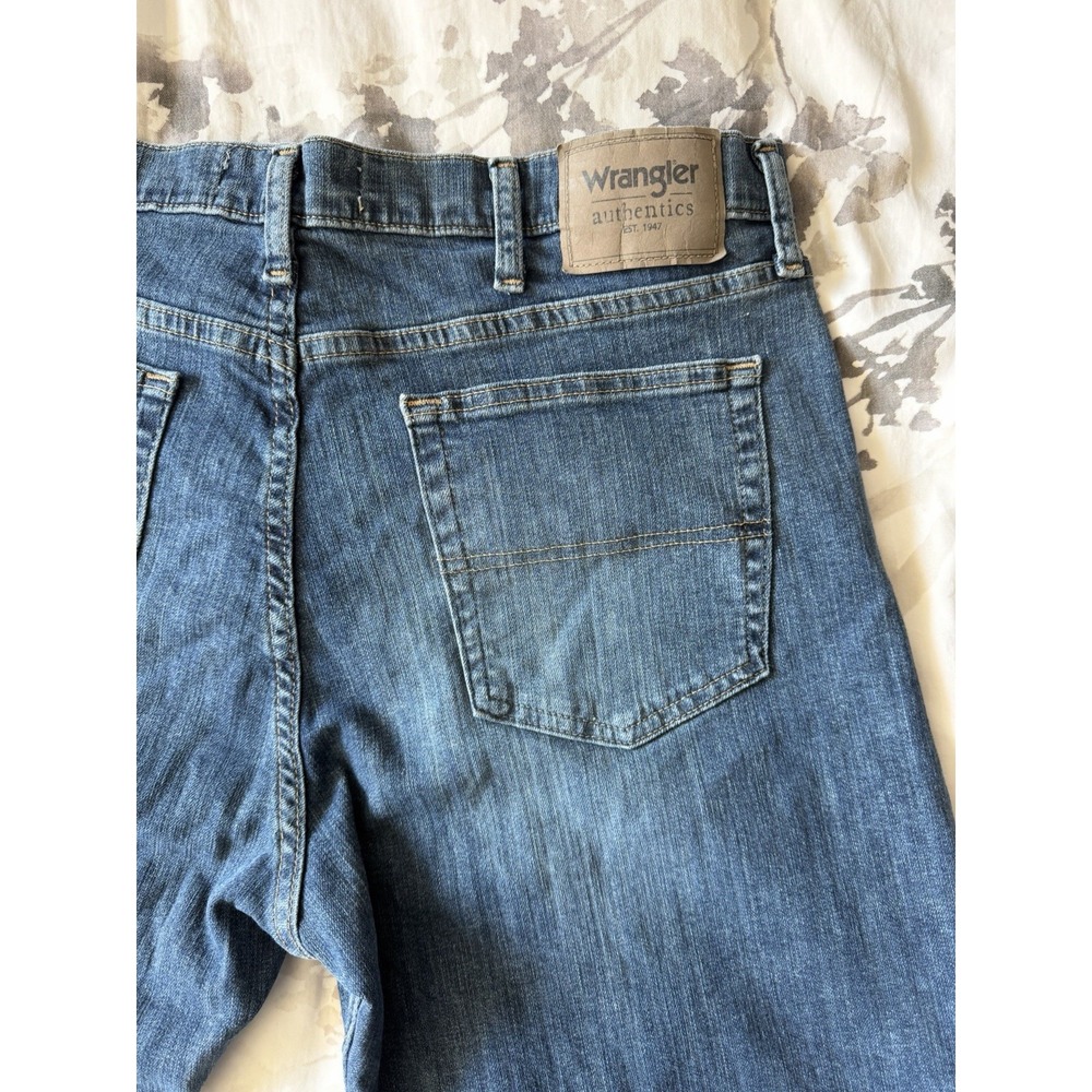 Wrangler Jeans Relaxed Fit Straight Leg Mid Rise Medium Wash Stretch Denim